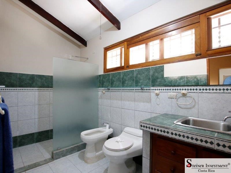 con su baño - with its bathroom