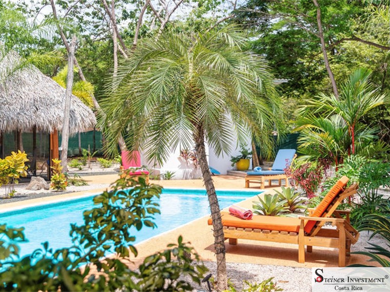 área de relax con piscina - relaxing area around the pool